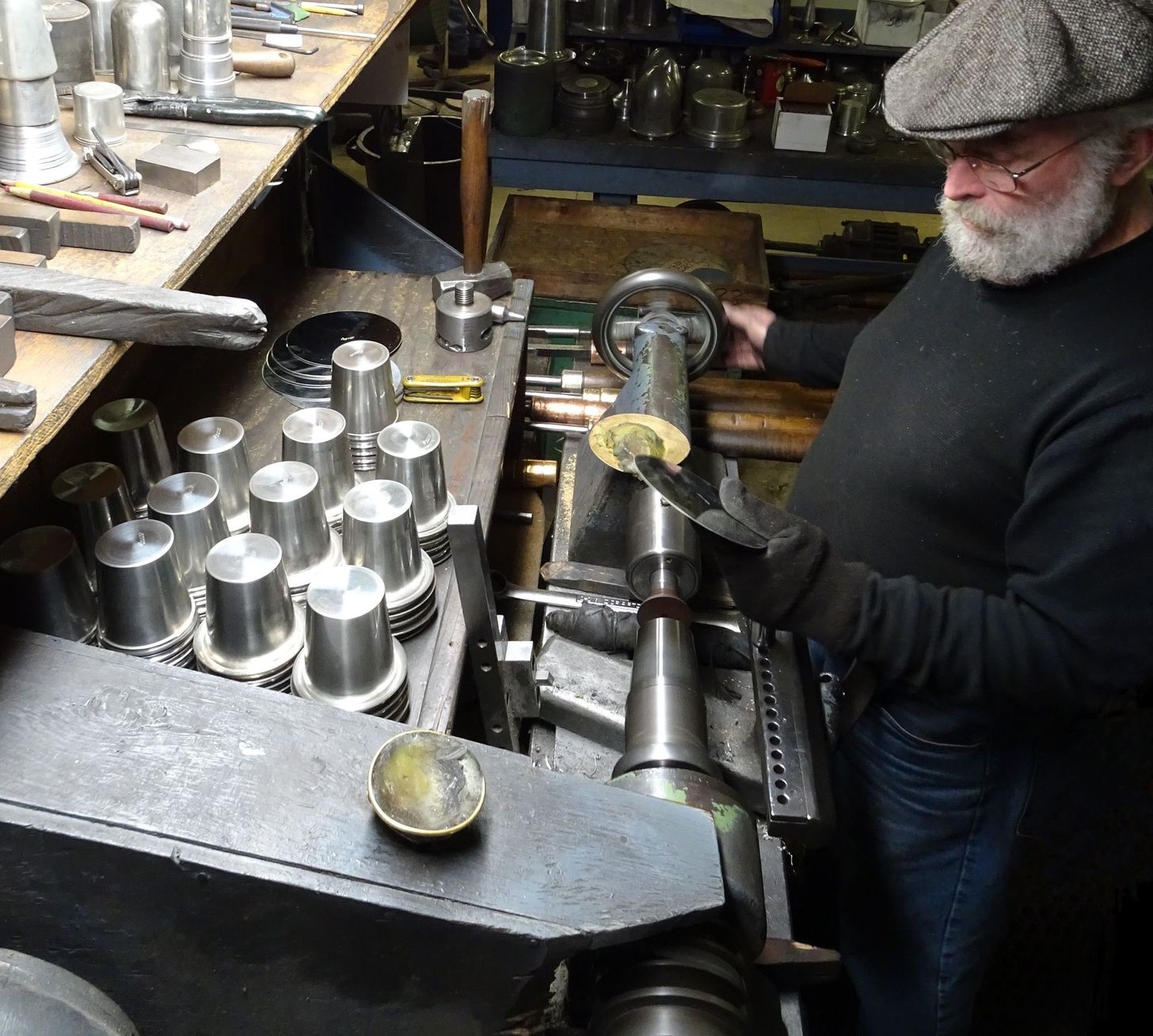 Master-working-with-spinning-machine-full