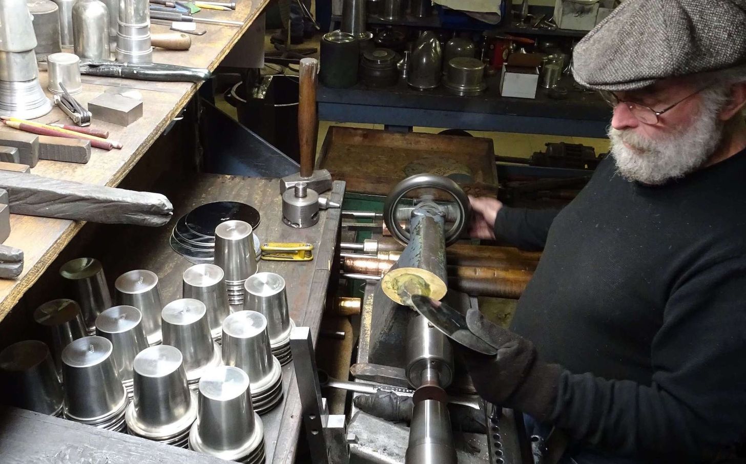 Master-working-with-spinning-machine-wide