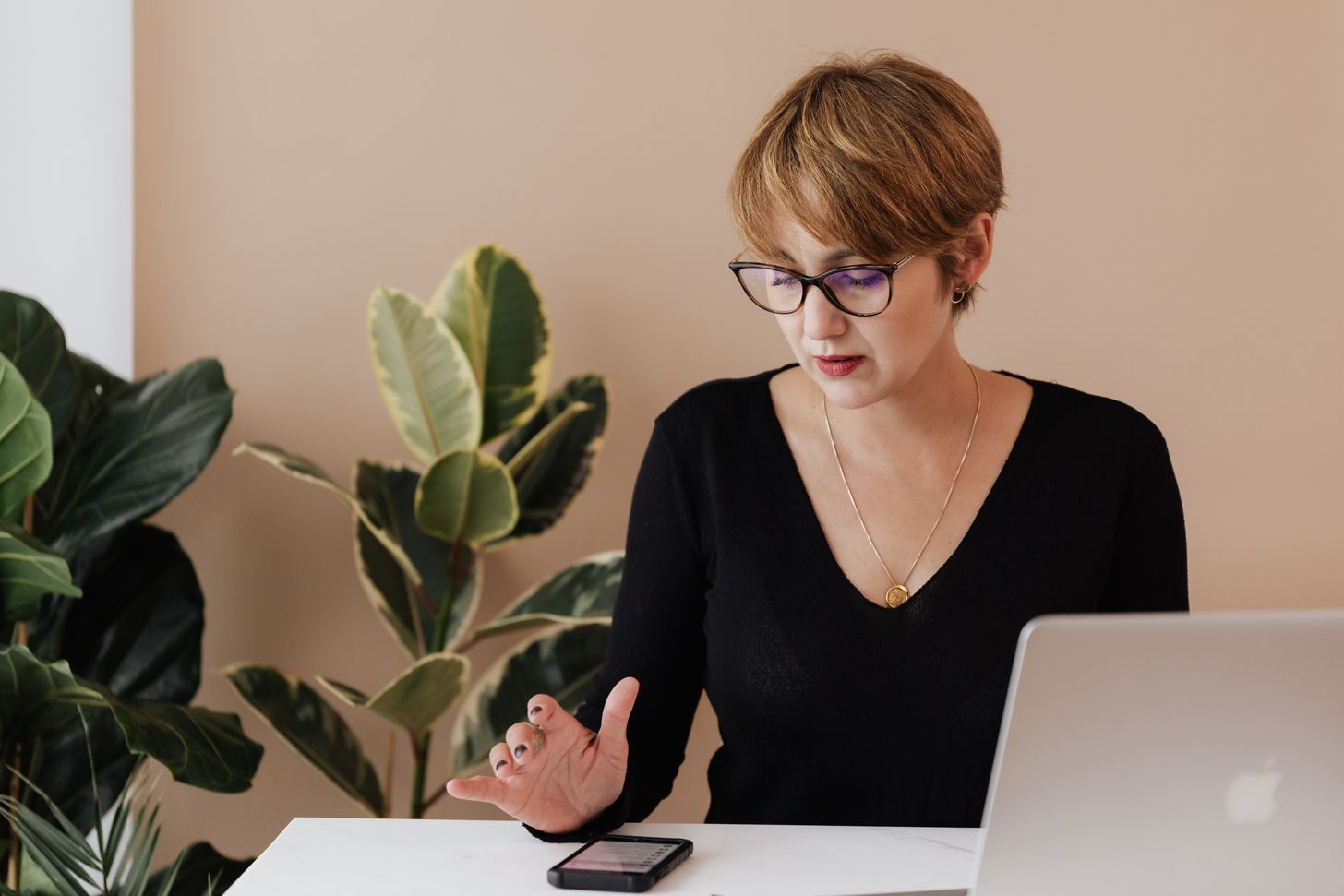 calculating price woman laptop.jpg